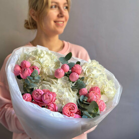 Букет из белых гортензий и пионовидных роз