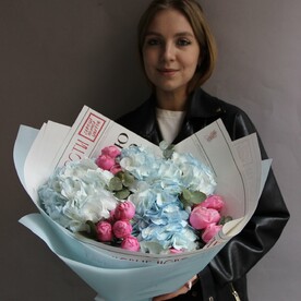 Букет с пионовидной розой и гортензией