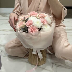 Букет с розами хризантемой и диантусами