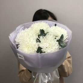 Букет из хризантем с эвкалиптом