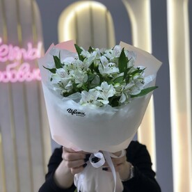 Букет с альстромериями