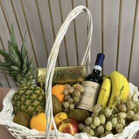 Набор с фруктами, конфетами и вином