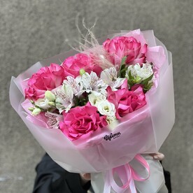 Букет из ажурных роз, эустомы, стифы и альстромерии