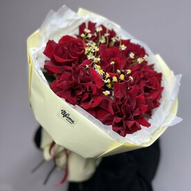 Букет из красных ажурных роз и танацетума