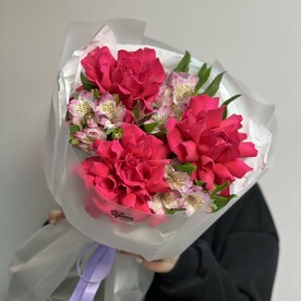 Букет из ажурных роз и альстромерий