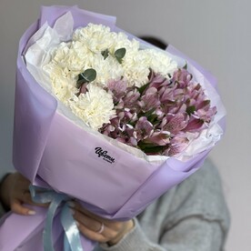 Букет из альстромерий и диантусов