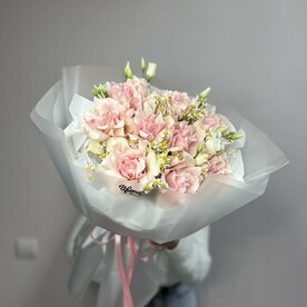 Букет из ажурных роз, ромашек и эустом