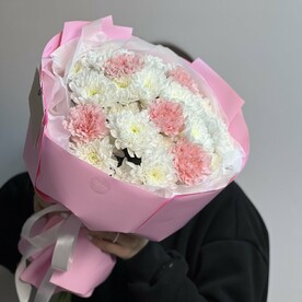 Букет из хризантем и диантусов