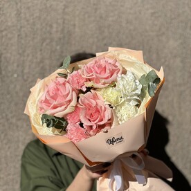 Букет из ажурных роз и диантусов