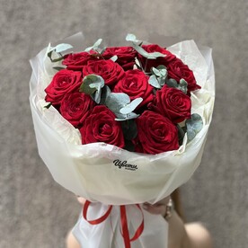 Букет из красных роз с эвкалиптом