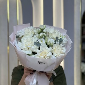 Букет из ажурных роз и эустомы