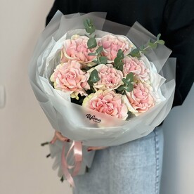 Букет из ажурных роз и эвкалипта