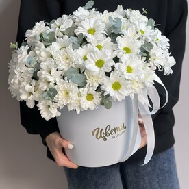 Коробка из хризантем и эвкалипта