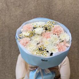 Букет из хризантем и диантусов