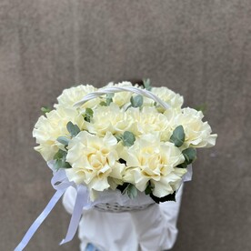 Корзина из белых ажурных роз