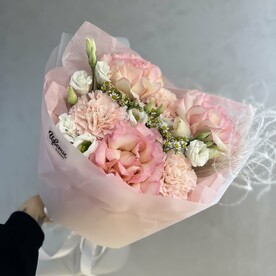 Букет из ажурных роз и диантусов