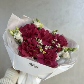 Букет из ажурных роз и эустом