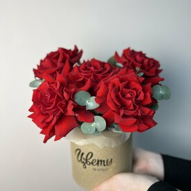 Коробочка с ажурными розами и эвкалиптом