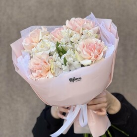 Букет из ажурных роз и альстромерий