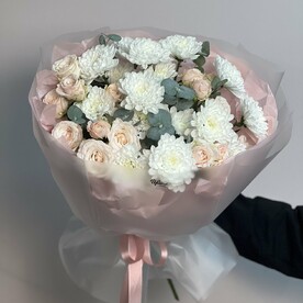 Букет с хризантемой и кустовыми розами