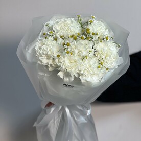 Букет с гвоздиками и ромашкой