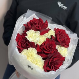 Букет из ажурных роз и диантуса