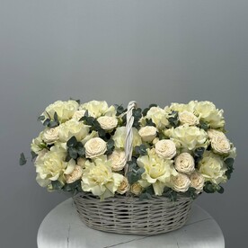 Кустовые и ажурные розы в корзине