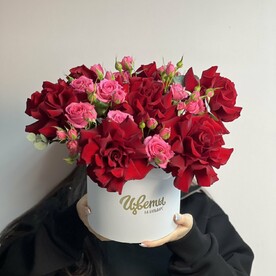 Композиция из  ажурных и кустовых роз