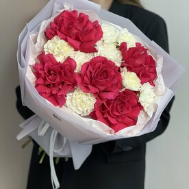 Сборный букет из ажурных роз с диантусами