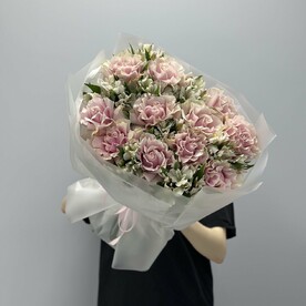 Сборный букет из нежных ажурных роз с альстромериями