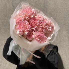 Букет: ажурные розы, диантусы