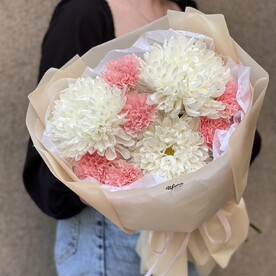 Букет: одноголовые хризантемы, диантусы