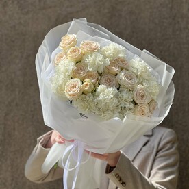 Букет: розы кустовые, диантусы