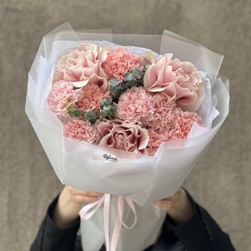 Букет: ажурные розы, диантусы