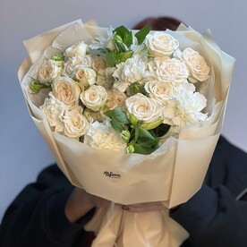 Букет: кустовые розы, альстромерии, диантус