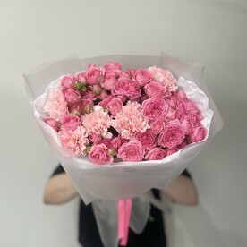 Букет: кустовые розы, диантусы