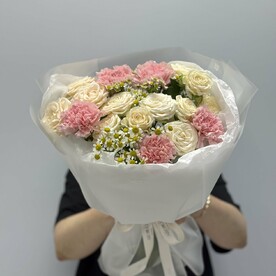 Букет: кустовые розы, диантусы, ромашки