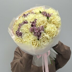 Букет из белых роз и альстромерий