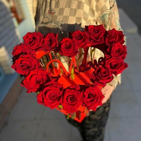 Розы в форме сердца для любимой мамы