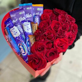 Цветы с конфетами в коробке "Сладкая жизнь"