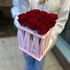 Розы в колбе для мамы