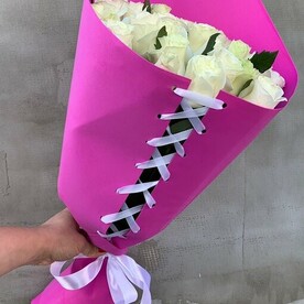 Букет розовый корсет белые розы