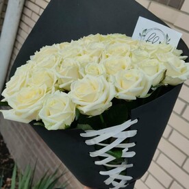 Букет черный фоамиран белые розы