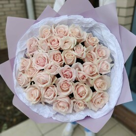 Нежно-розовые розы с кремовым оттенком 31 шт 50 см