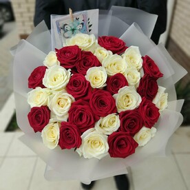 Микс красно-белых роз 31 шт 50 см