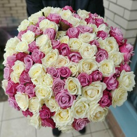 101 роза 50 см микс белые и розовые