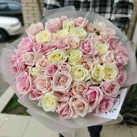 51 роза 50 см микс белые и нежно-розовые