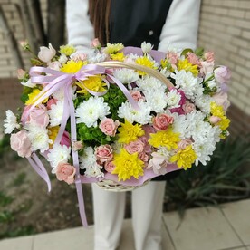 Яркая корзина (розы,кустовые розы и хризантемы)