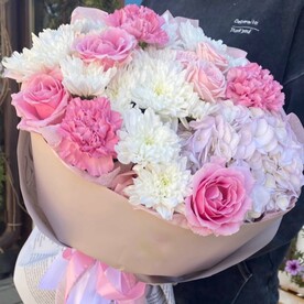 Букет из гортензии, хризантем, роз и диантусов