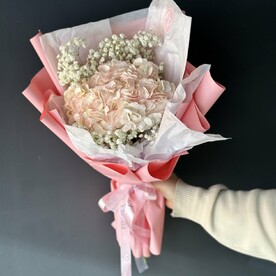 Букет из гортензии и гипсофилы